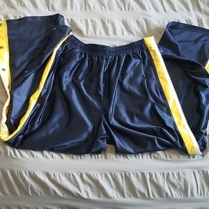 Breakaway pants with zippered pockets